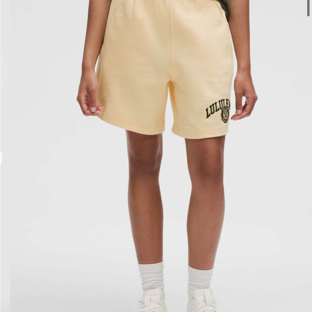 Lululemon Scuba Mid-Rise Oversized Short 7" Graphic in Butter Cream size L